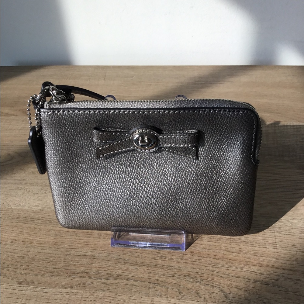 Coach Turnlock Wristlet w/Bow Pewter Silver Leather Wallet w/Hangtag, Looks New
